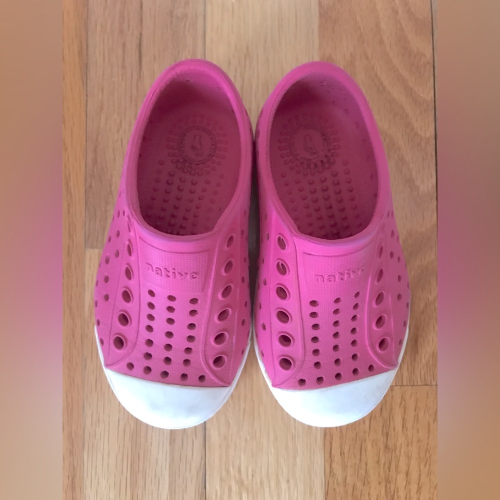 Native shoes child size 6 C6 Jeffersons in darkish pink (maybe Hollywood Pink)